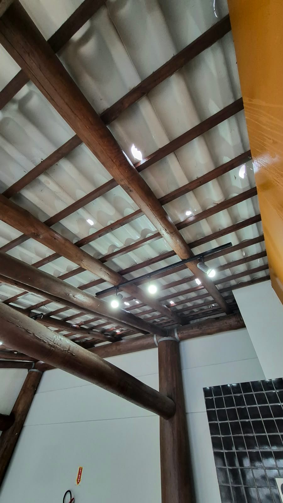 Fortes chuvas de granizo que atingiram a região de Canasvieiras no último sábado causaram danos às instalações da ABVO